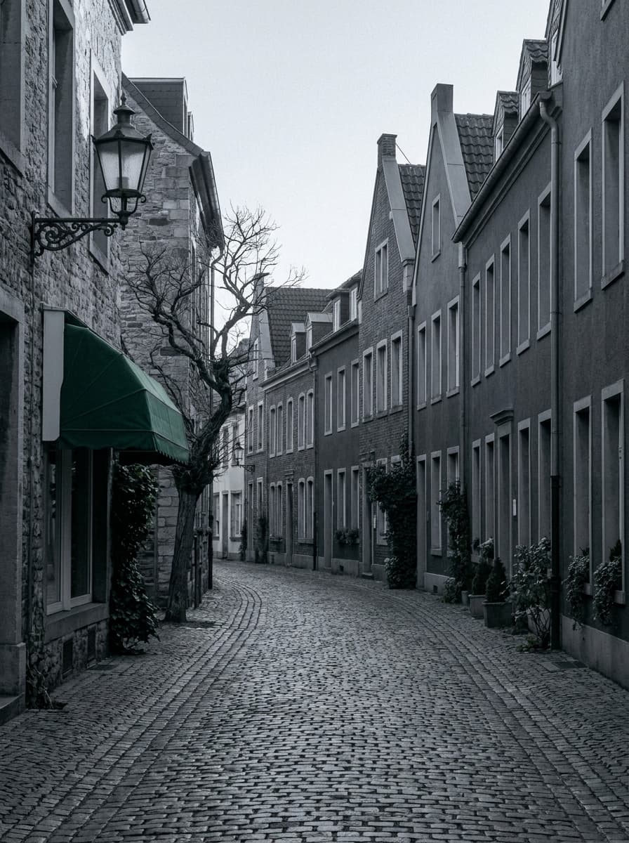 Autofreie historische Altstadt von Moers mit Kopfsteinpflaster und Geschäften