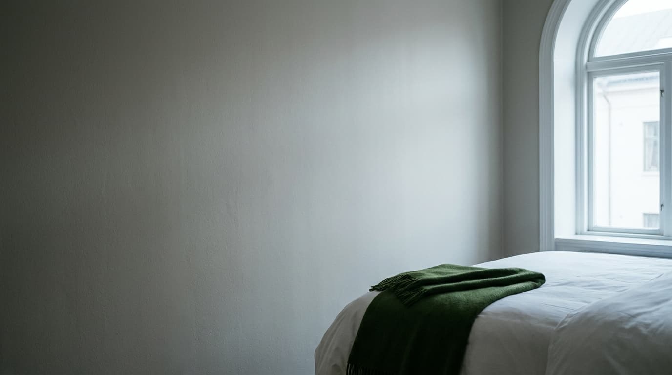 Ruhiges Zimmer im Hotel Jeong mit grünem Plaid, weiches Nordlicht