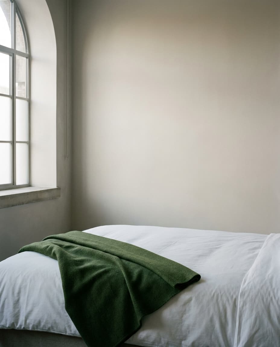 Ruhiges Zimmer im Hotel Jeong mit grünem Plaid, weiches Nordlicht