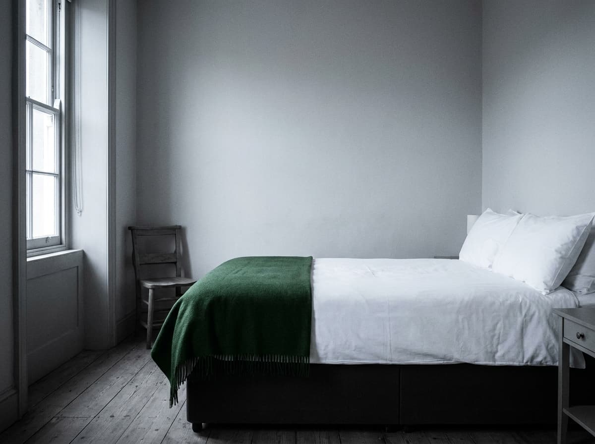 Helles Doppelzimmer im Hotel Jeong in Moers mit Doppelbett und frischer Bettwäsche