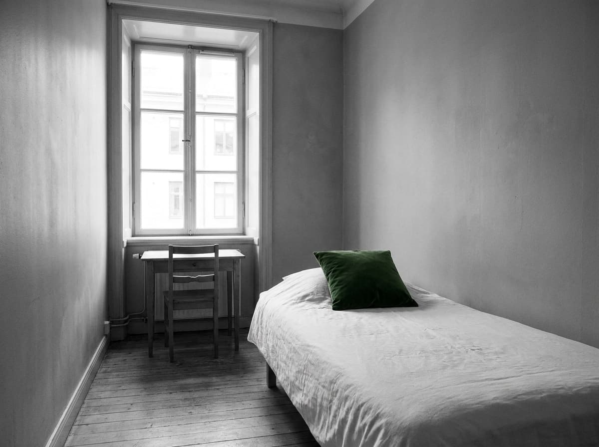 Einzelzimmer im Hotel Jeong in Moers mit Bett, Schreibtisch am Fenster und eigenem Bad